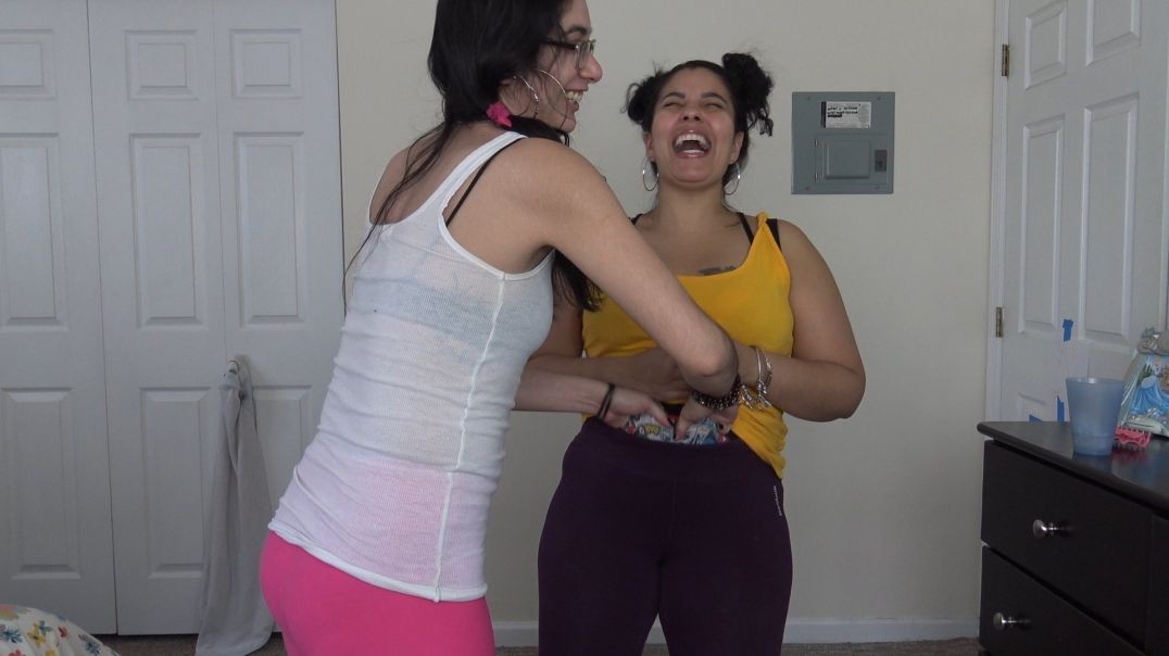 ⁣BOP IT CHALLENGE LOSER GETS A FRONTAL WEDGIE