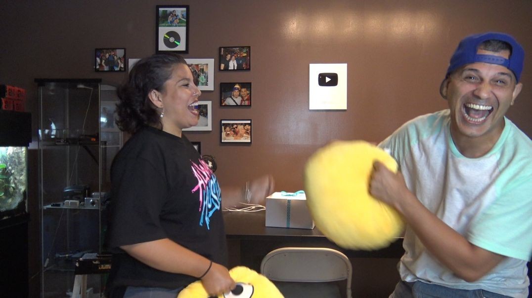 ⁣ROCK PAPER SCISSORS CHALLENGE PILLOW FIGHT