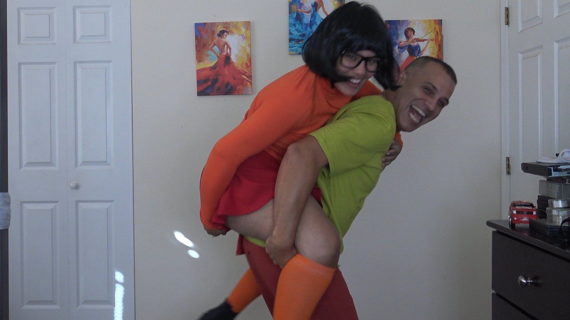 ⁣ROCK PAPER SCISSORS CHALLENGE WINNER GETS A PIGGYBACK RIDE