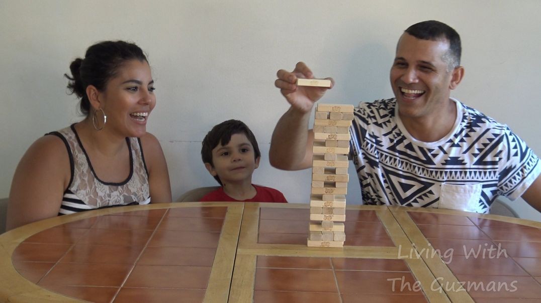 ⁣GUY VS GIRL JENGA CHALLENGE